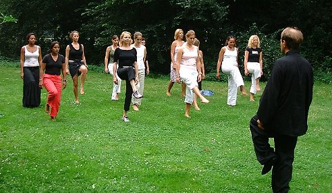 Viendinnengroep doet Tai Ch in het Vondelpark in Amsterdam i